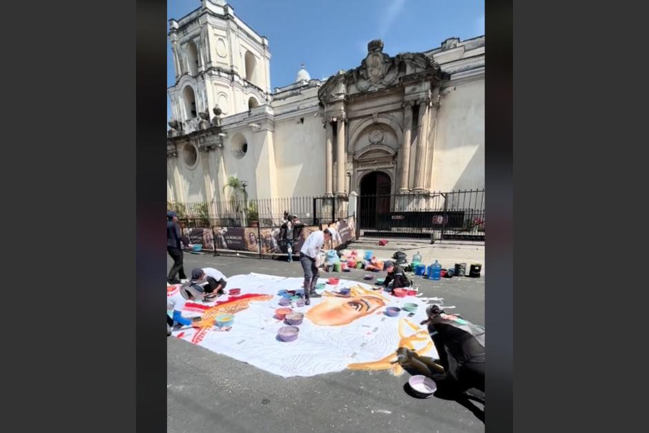 Una alfombra captó la atención de internautas en redes sociales. (Foto: captura de video)