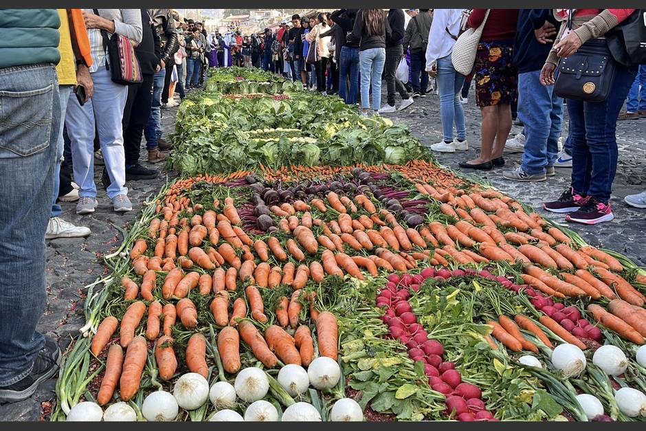 La alfombra de verduras en Antigua Guatemala para la&nbsp;Semana Santa. (Foto: Fredy Hernández / Soy502)