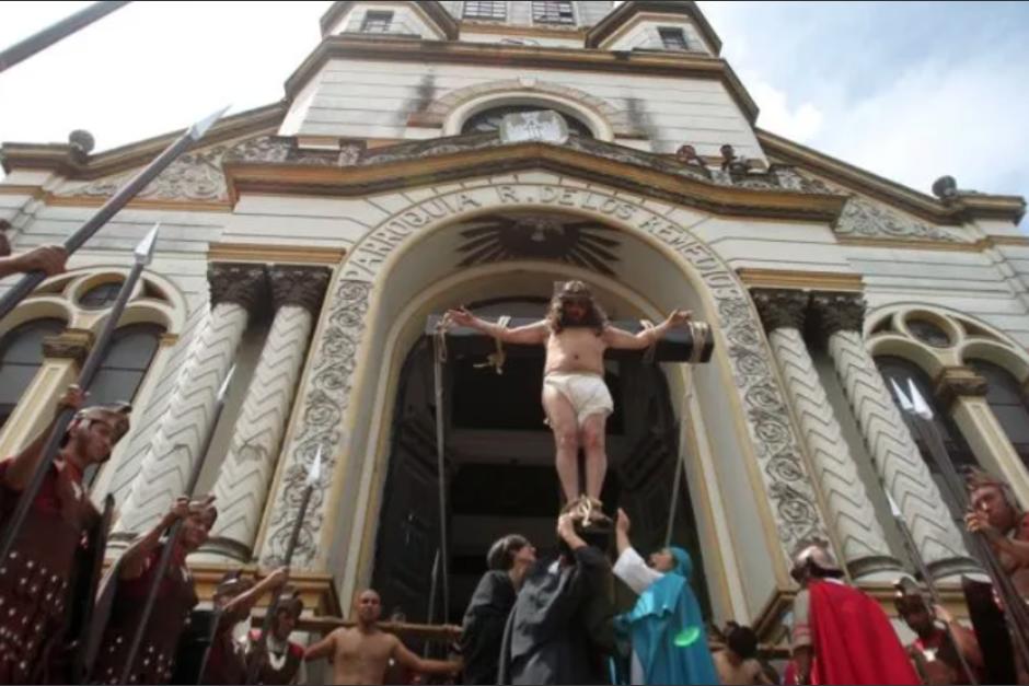 Una compañía de teatro representó la muerte de Jesús por el Centro Histórico en 2019. (Foto: AFP)