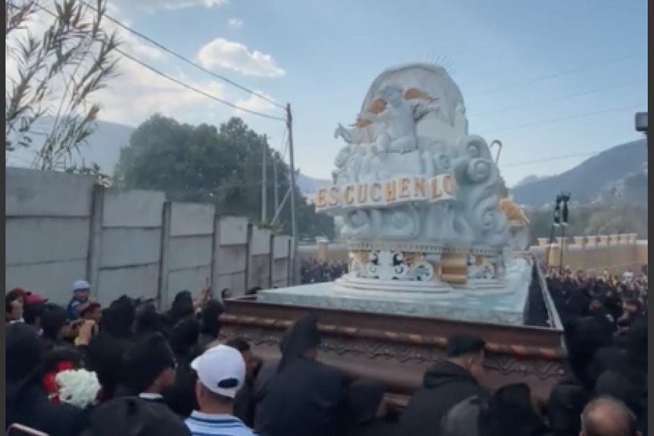 Un incidente ocurrió en plena procesión de la Antigua Guatemala. (Foto: captura de video)