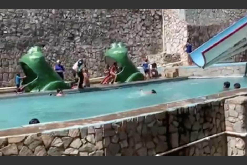 El momento en que un Bombero Voluntario rescata a un niño que estuvo a punto de ahogarse en una piscina. (Foto: captura de video)