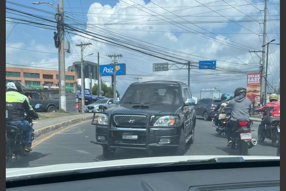 El vehículo intentó dar la vuelta en contra de la vía en la entrada a San José Pinula. (Foto: @DanyGiron14)