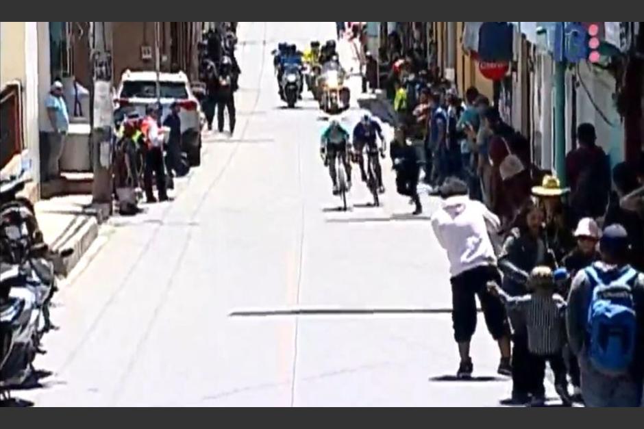 Daniel Méndez disputaba el primer lugar de la etapa ciclística cuando una mujer se atrevesó la calle. (Captura Video)