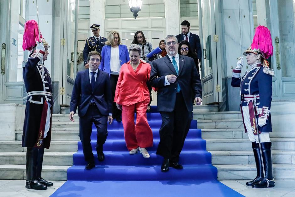 El presidente Bernardo Arévalo y la primera Dama, Lucrecia Peinado, arriban al Ayuntamiento de Madrid, junto con el alcalde de esa ciudad José Luis Martínez-Almeida. (Foto: Ayuntamiento de Madrid)