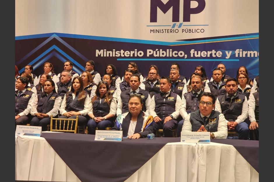 La fiscal general, Consuelo Porras, junto a los jefes de fiscalías. (Foto: Dulce Rivera/Soy502)