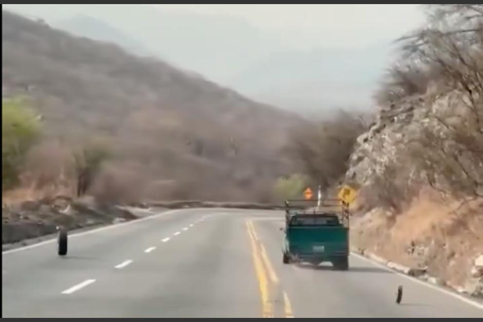 Un pickup perdió su rueda en plena ruta de Chiquimula a Zacapa. (Foto: VGB)