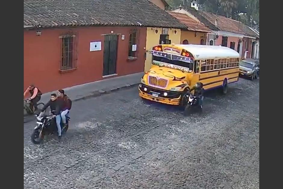 La acompañante de un motorista fue aplastada por un bus, luego de que este utilizó puntos ciegos para movilizarse en Antigua Guatemala. (Foto: captura de pantalla)&nbsp;