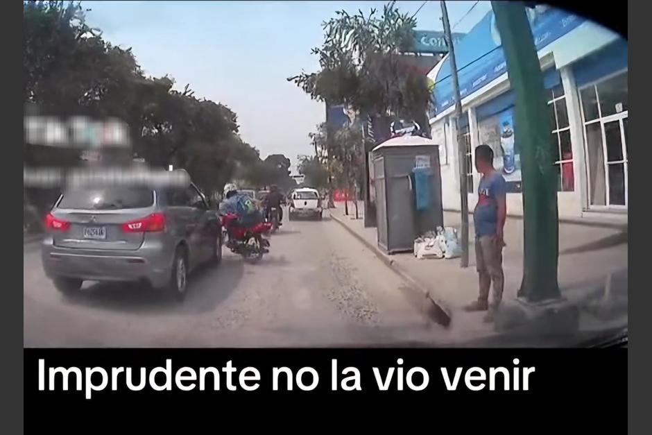 La grabación de la imprudencia fue compartida en redes sociales. (Foto: Driver Guatemala)