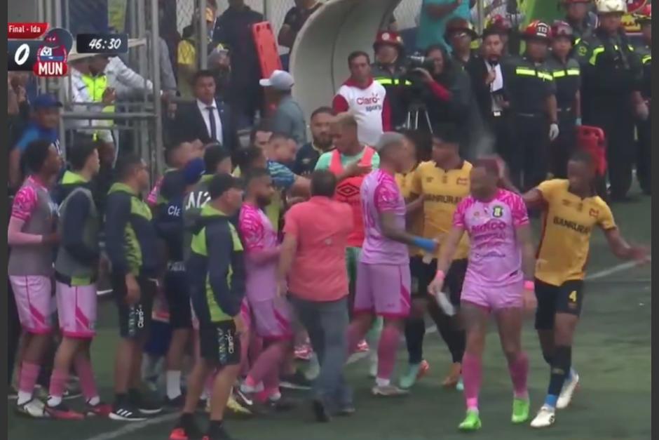 El panameño Edgardo Fariña agredió por la espalda al jugador de Mixco, Roque Caballero. (Foto: Claro)