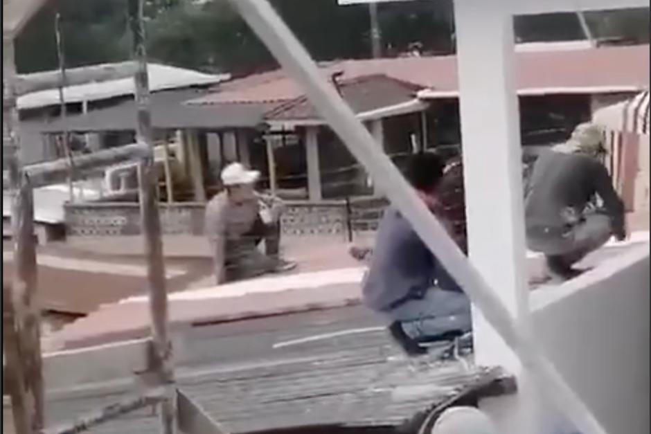 Un hombre intenta salvar a su hijo de una caída de un tercer nivel, pero ambos forcejean y caen. (Foto: captura de video)