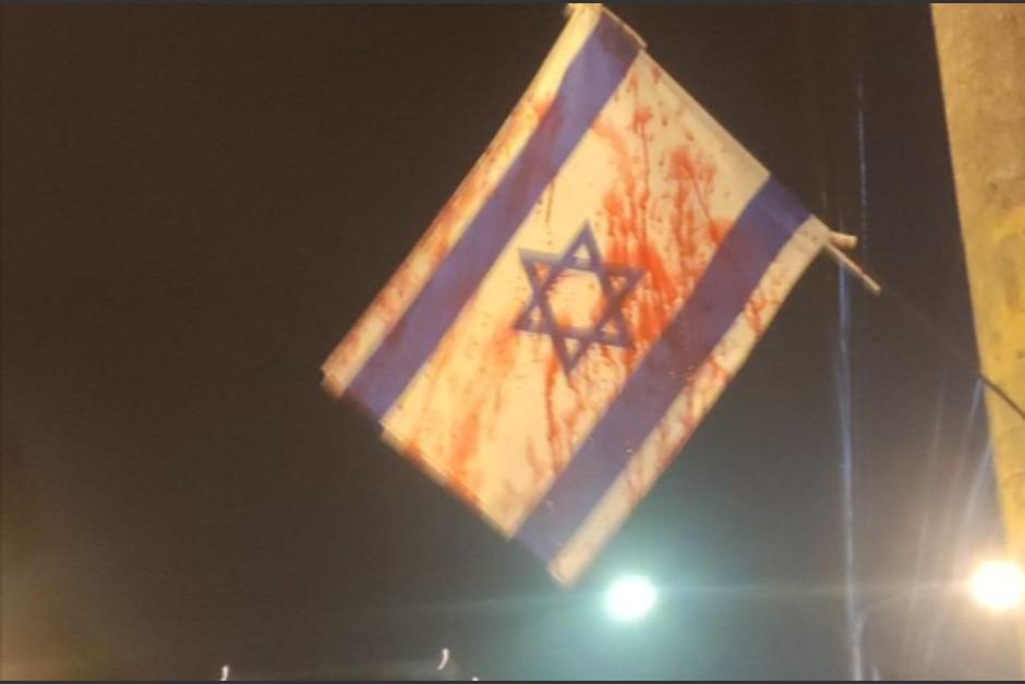 Las banderas de Israel en la Ciudad de Guatemala amanecieron pintadas de rojo. (Foto: @JovannaGarcon)