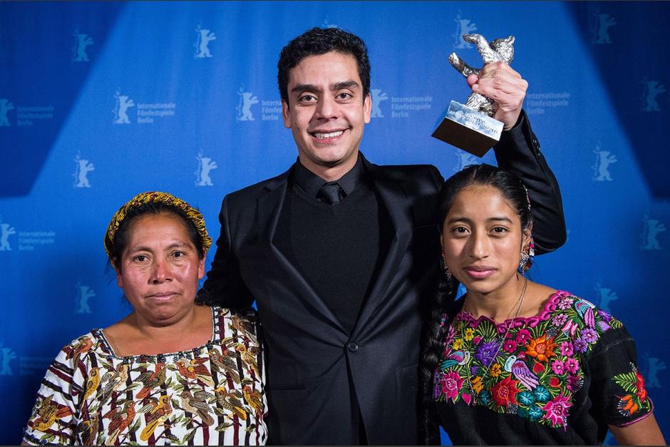 Jayro Bustamante tras ganar el premio Oso de Plata en Berlín. (Foto: IMDB)