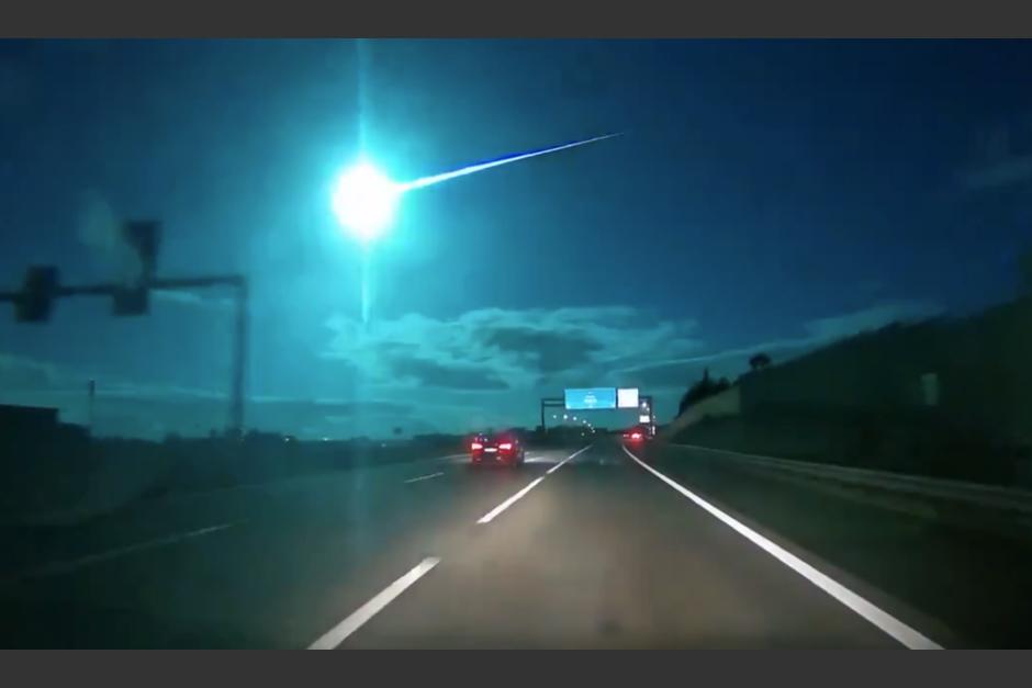 Un conductor que se desplazaba en carretera captó el momento en que el meteorito pasaba a alta velocidad. (Captura Video)