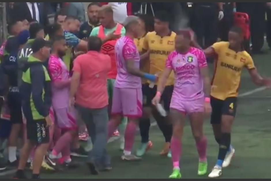 El jugador de Municipal no estará en la final de vuelta por agredir por la espalda a Roque Caballero. (Captura Video)