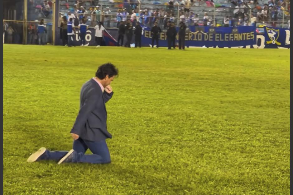 El entrenador de Marquense, Erick González, cumplió con la penitencia tras lograr el ascenso a la Liga Nacional. (Captura Pantalla)