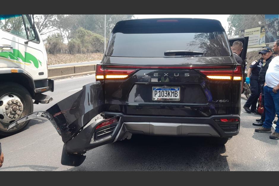 Captan el momento en que dos presuntos implicados en ataque armado a una camioneta blindada huyen del lugar y dejan abandonado un carro. (Foto: PMT de Villa Nueva)