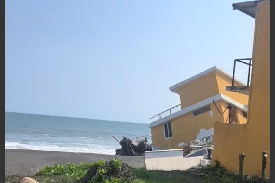 El chalet que está a punto de desaparecer en una playa de Monterrico. (Foto: captura de pantalla)&nbsp;