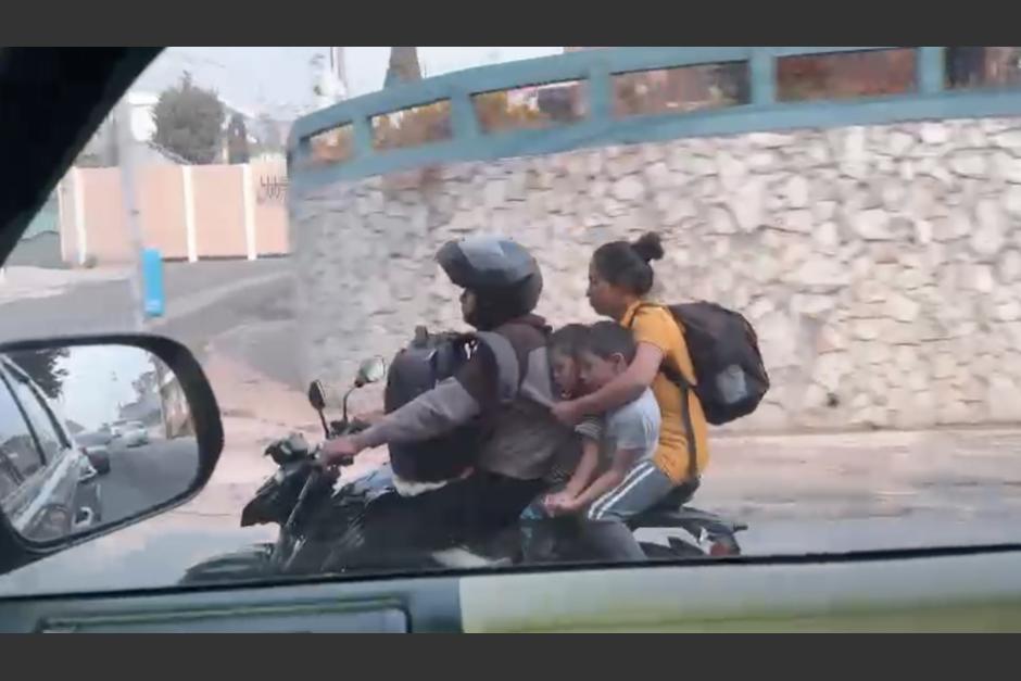 Captan arriesgado viaje de cinco personas en una motocicleta que circulaba por ciudad San Cristóbal. (Foto: captura de video)