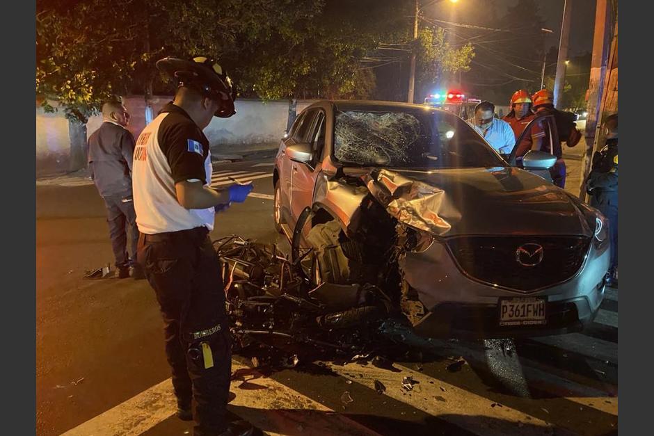 Un adolescente protagonizó un accidente de tránsito en la zona 14 capitalina, su estado es crítico. (Foto: Bomberos Voluntarios)