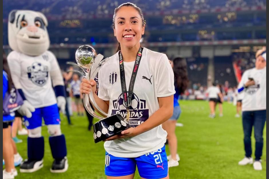La guatemalteca Ana Lucía Martínez con la copa de la Liga MX Femenil. (Foto: @Rayadas)