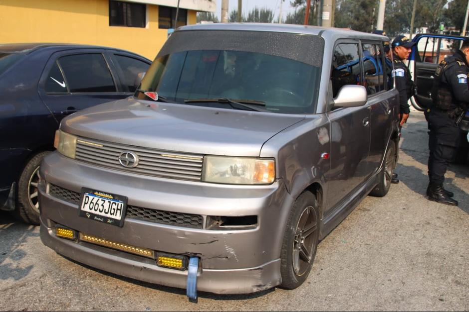 Capturan a dos hombres en la calzada Roosevelt acusados de cometer asaltos en un taxi pirata. (Foto: PNC)