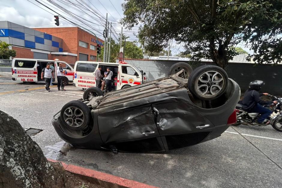 Un vehículo quedó volcado tras un accidente de tránsito ocurrido en un cruce de la zona 10 capitalina. (Foto: Bomberos Voluntarios)