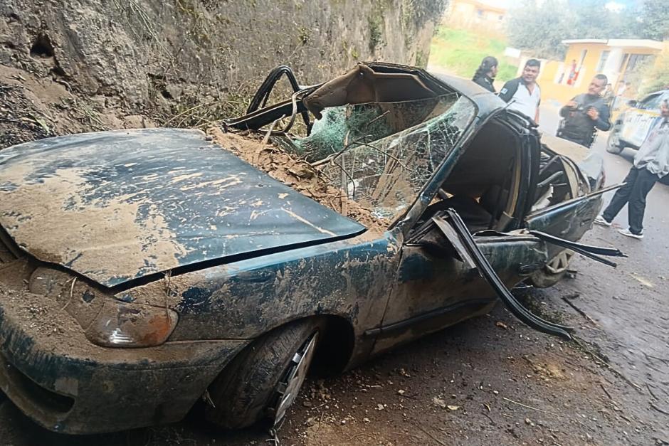 Captan el momento en que cae un vehículo que se accidenta en la Bóveda del Tigre, en Salcajá, Quetzaltenango. (Foto: Bomberos Voluntarios)