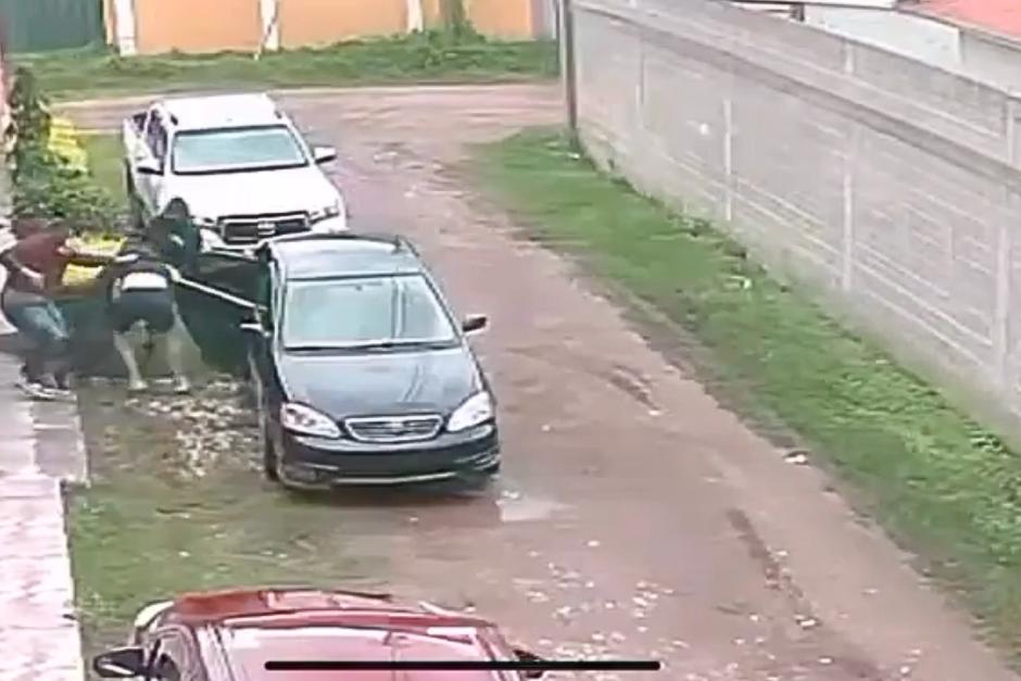 Cámara de seguridad capta el momento en que un empresario hondureño evitó su propio secuestro. (Foto: Captura de video)