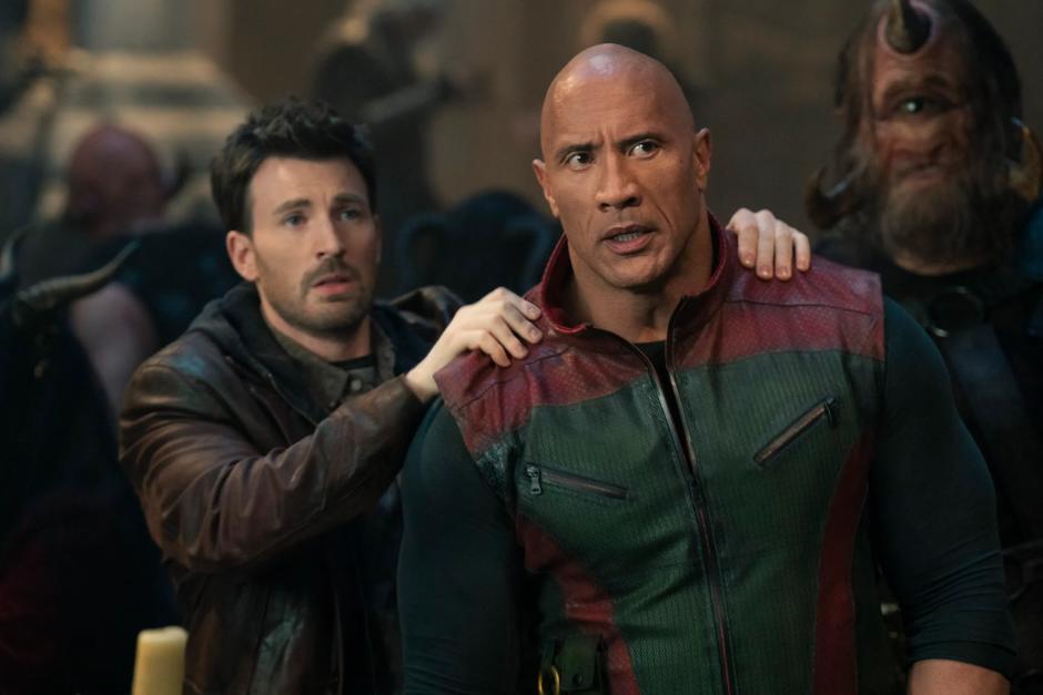 No te pierdas la nueva aventura de Dwayne Johnson y Chris Evans, "Código Traje Rojo", solo en cines. (Foto: Revista Placeres)&nbsp;