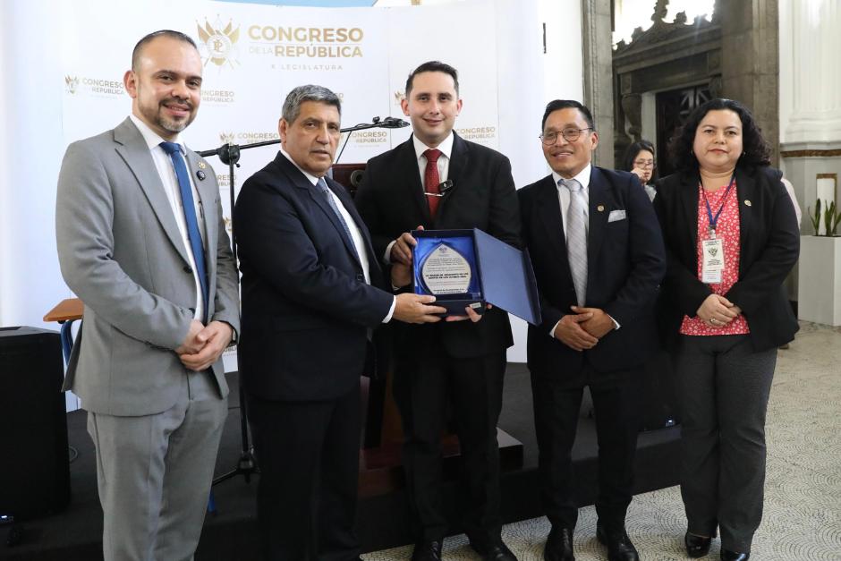 En el Salón de los Pasos Perdidos del Congreso, se entregó una plaqueta a integrantes de una iglesia. (Foto: Congreso)