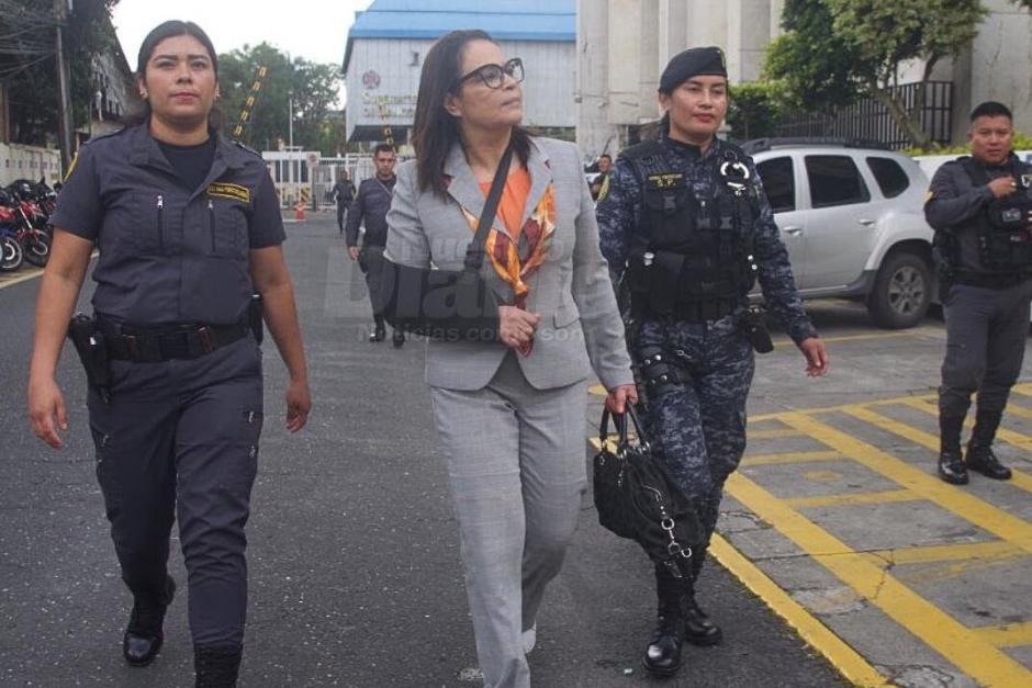 La exvicepresidenta Roxana Baldetti protagonizó dos momentos destacados al salir de la Torre de Tribunales.&nbsp;(Foto: Nuestro Diario)