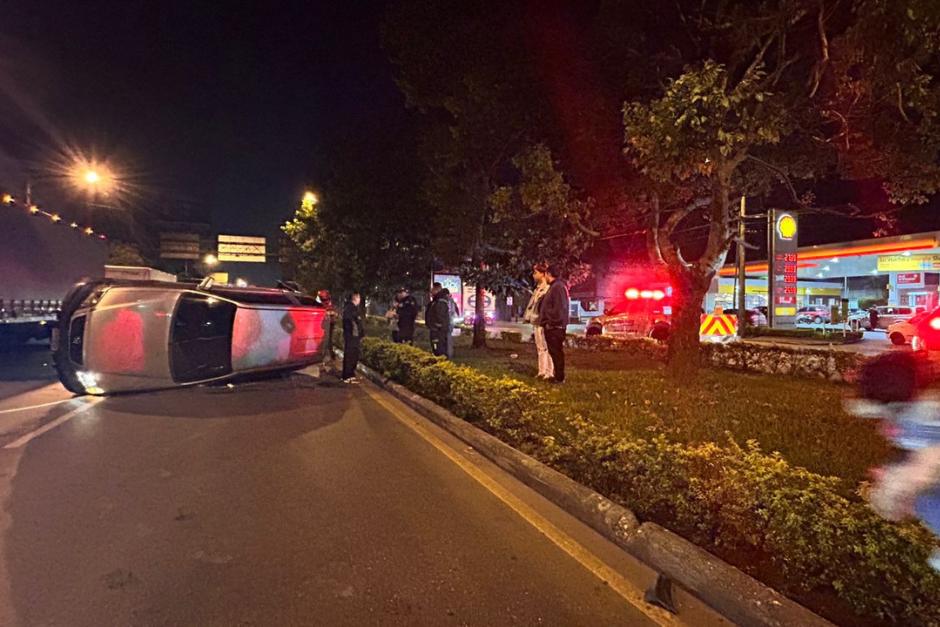 El accidente múltiple ocurrido en la calzada Roosevelt que dejó un carro semivolcado. (Foto: Bomberos Voluntarios)