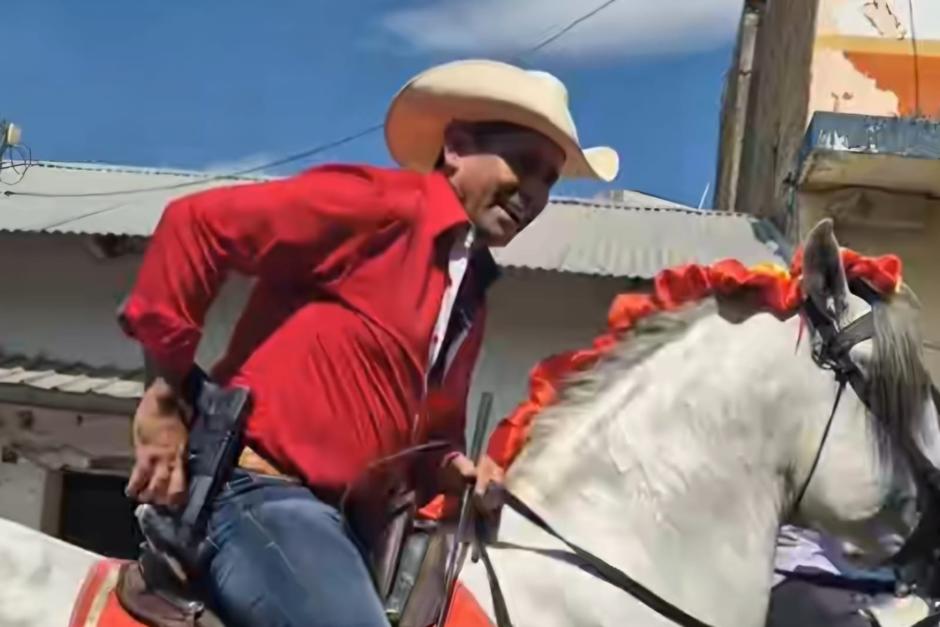 El chiquimulteco Tres Kiebres fue uno de los diputados a quienes se vio armados en una actividad, el pasado fin de semana. (Foto: Captura de pantalla)