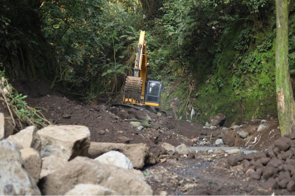 Tras el socavamiento ocurrido el 13 de junio en el kilómetro 44 de la autopista que conduce a Palín - Escuintla, el CIV reporta los trabajos en el área. (Foto: CIV/Soy502)