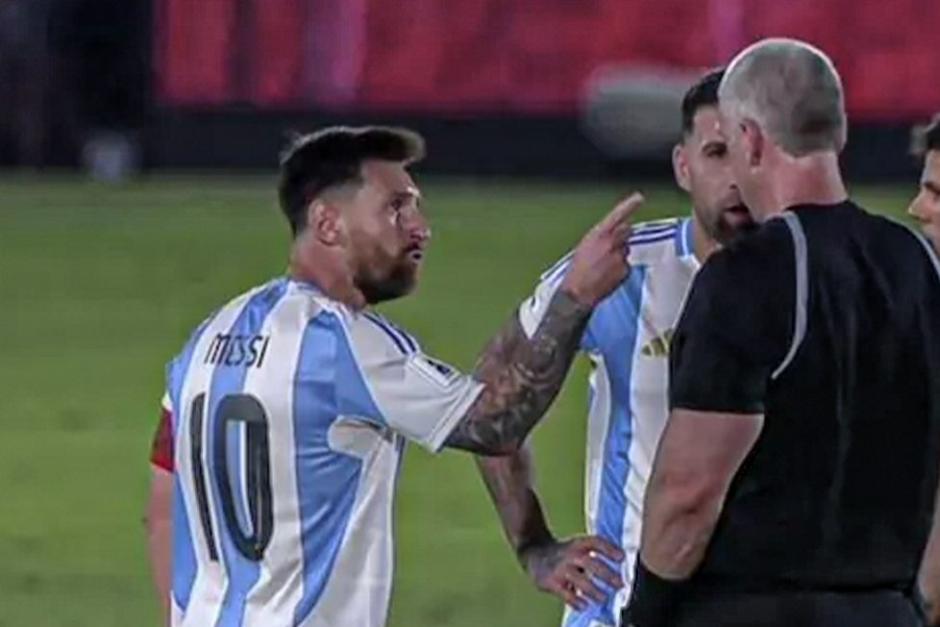 Momento en el que Lionel Messi insulta al arbitro brasileño, en el juego Argentina vs Paraguay. (Captura de pantalla)