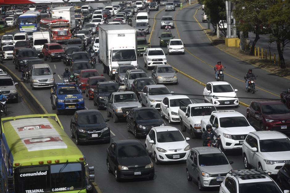 Se recomienda a los conductores tomar vías alternas para evitar los grandes congestionamientos en las vías principales de la ciudad capital. (Foto: Archivo/Soy502)