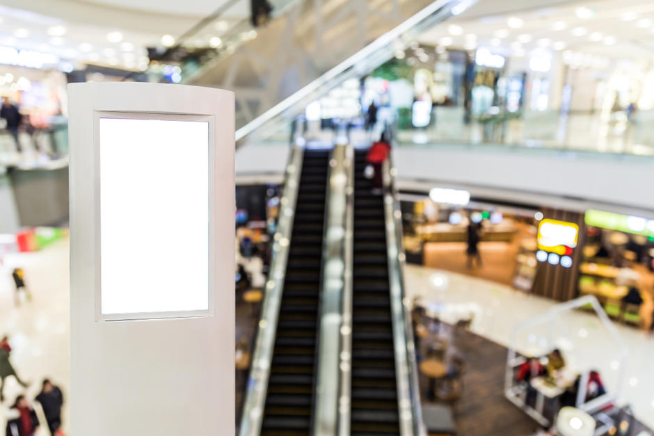 Un vehículo se accidentó en el interior de un centro comercial. (Foto: Shutterstock)