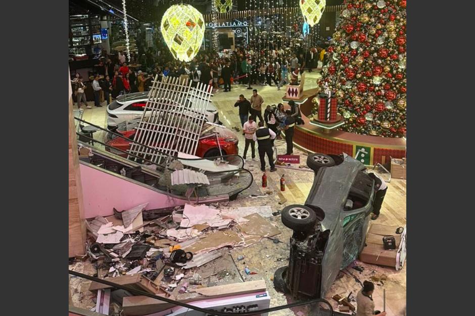 El conductor de un vehículo perdió el control y cayó en el interior de un centro comercial. (Foto: captura de pantalla)