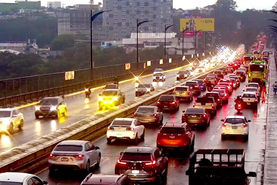 Tráfico sobre el puente El Incienso, esta mañana. (Foto: Amilcar Montejo)