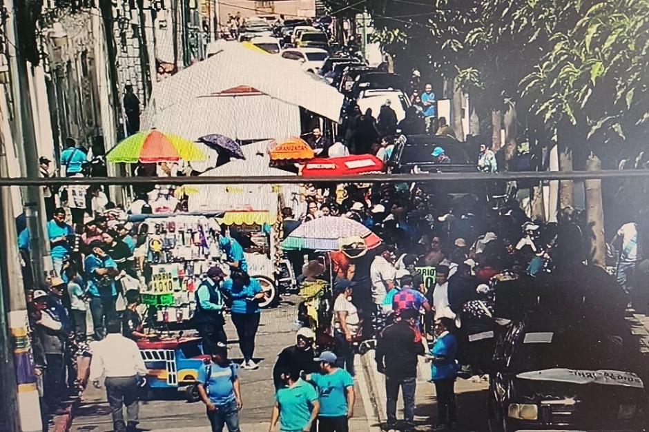 La manifestación de salubristas que mantiene un bloqueo en la zona 1 capitalina. (Foto: Amílcar Montejo)