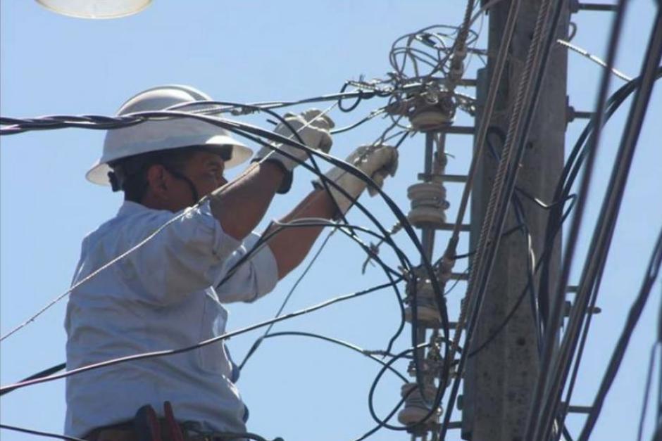 Actualmente, se pagan hasta Q350 por reconexión de energía eléctrica, cuando ha habido una suspensión. (Foto: Archivo/Soy502)