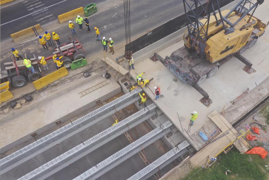 Colocación de las primeras cinco vigas en una de las dos secciones de la estructura. (Foto: CIV/Soy502)