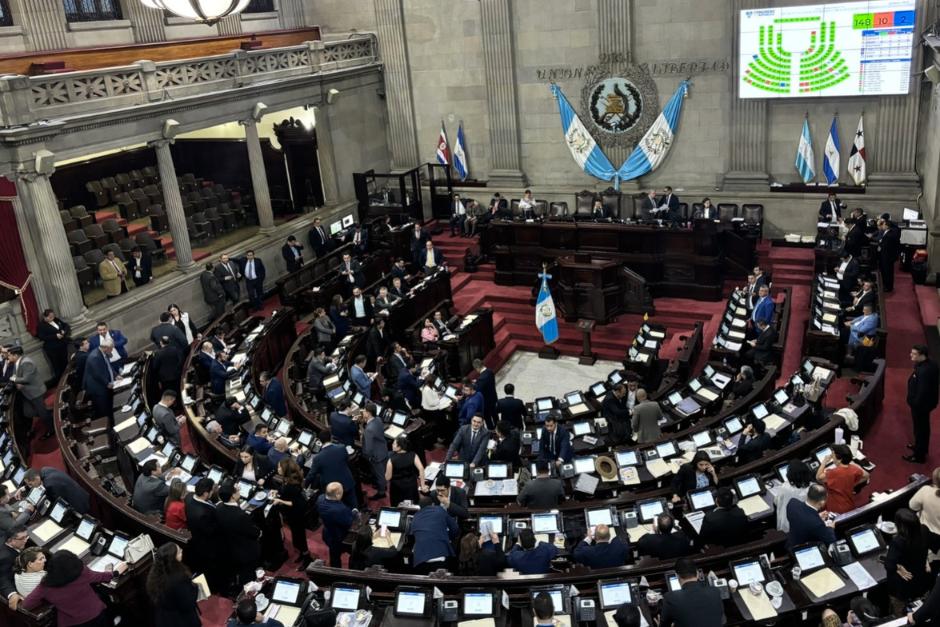 Diputados oficialistas buscan apoyo para volver a ser bancada antes de aprobar el Presupuesto 2025. (Foto: Congreso)