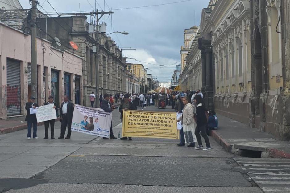 Militares, viudas y huérfanos beneficiarios del IMP piden aumento a sus pensiones. (Foto: Amílcar Montejo)