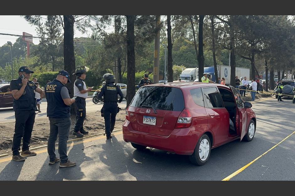 Dos presuntos asaltantes fallecieron luego de que un pasajero de taxi pirata se repelió un asalto. (Foto: Bomberos Voluntarios)