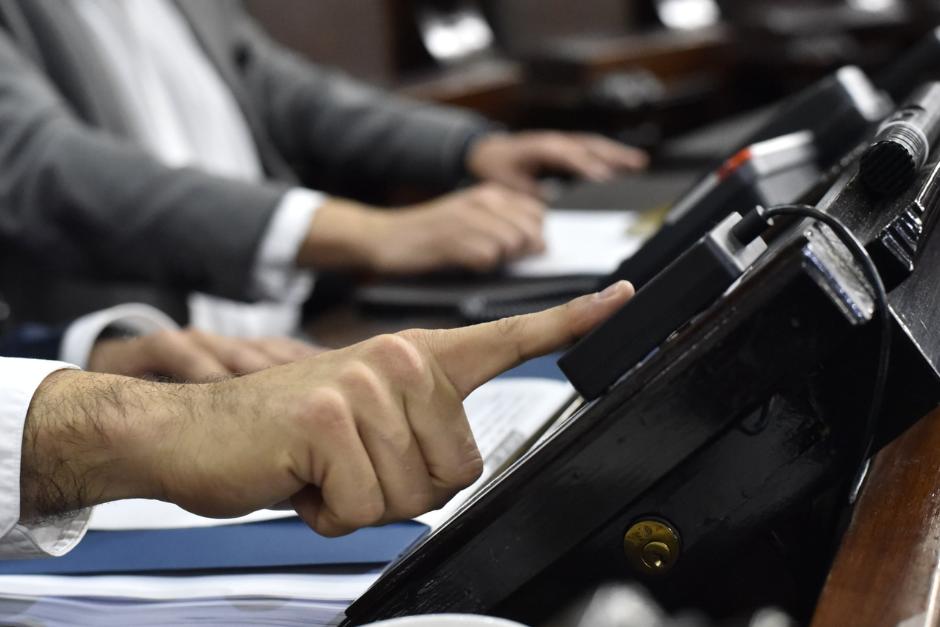 Casi Q52,000 podrían llegar a ganar los diputados, con el aumento que se aprobaron. (Foto: Congreso)