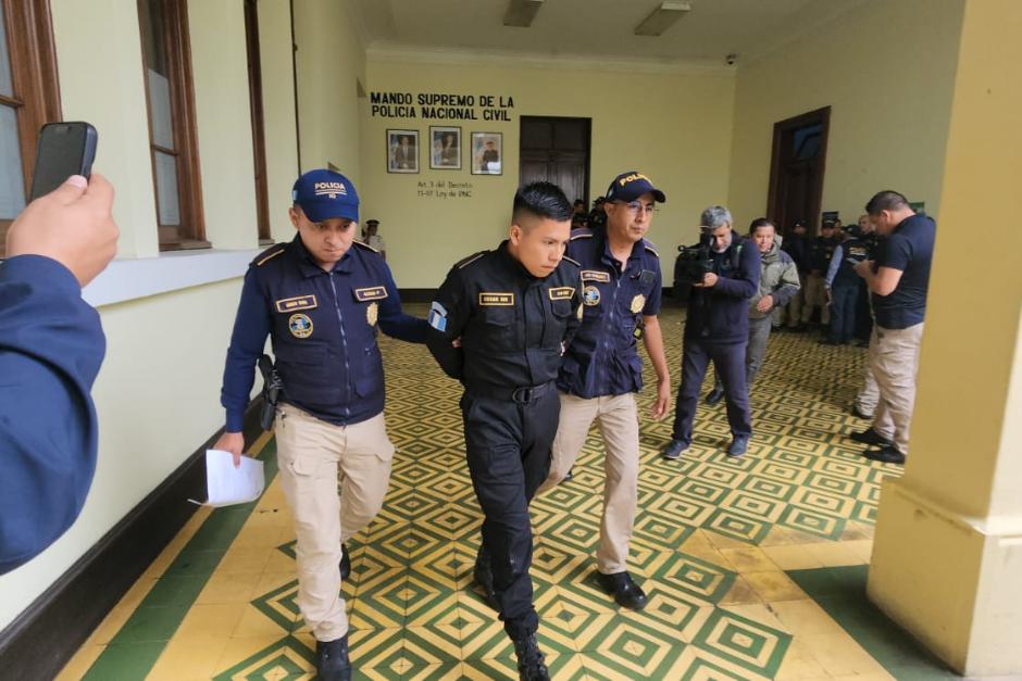 Los agentes fueron trasladados a Torre de Tribunales (Foto: Redes Sociales)