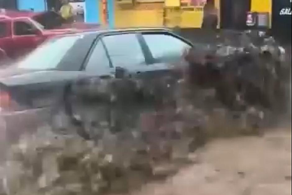 Las fuertes lluvias provocaron inundaciones y que los vehículos fueran arrastrados en Palín, Escuintla. (Foto: captura de video)