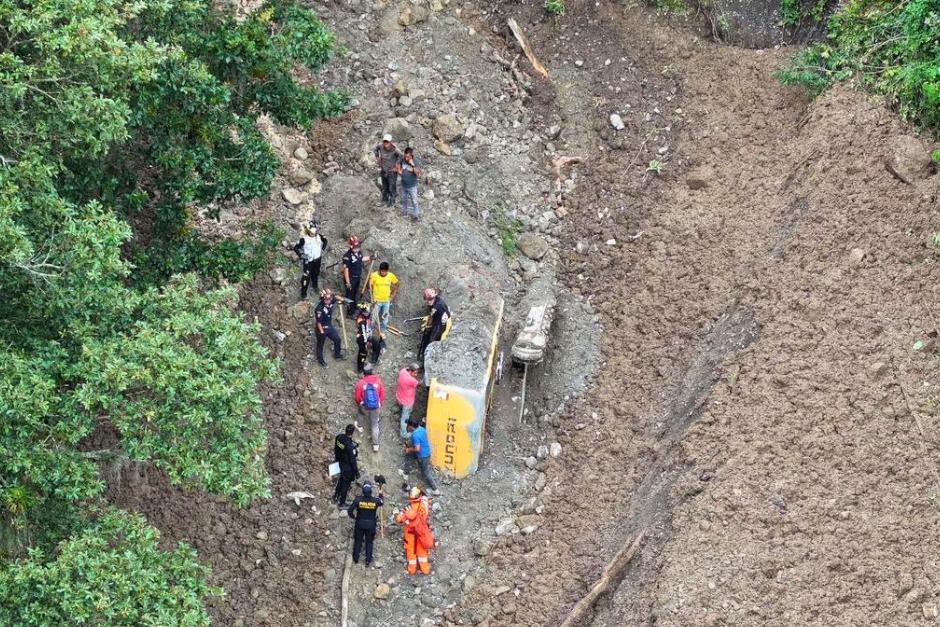 Localizan los cuerpos de tres de los siete soterrados en un deslizamiento ocurrido este jueves. (Foto: Bomberos Municipales Departamentales)