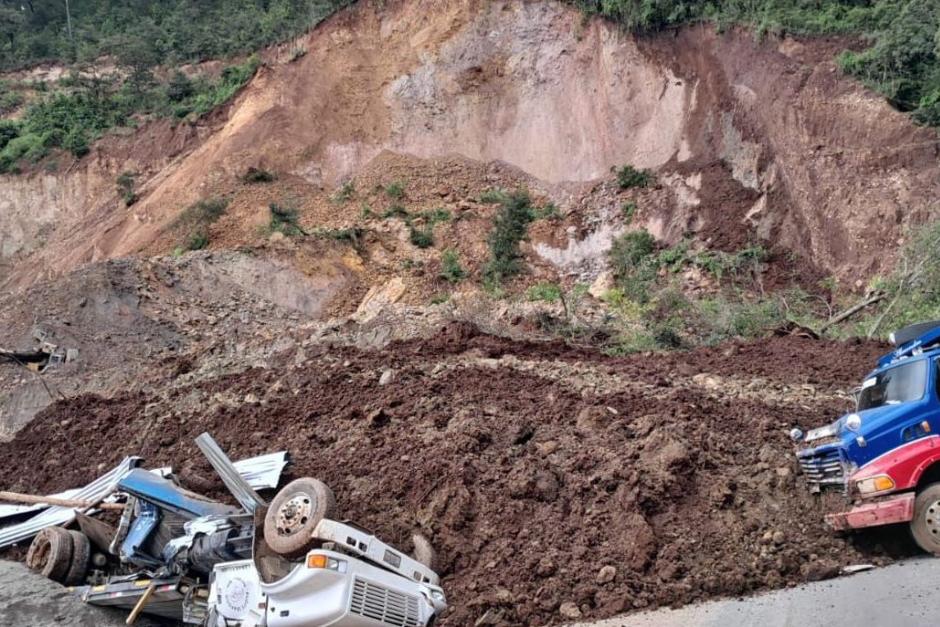 Al menos siete personas quedaron soterradas durante un deslizamiento de tierra. (Foto: Bomberos Municipales Departamentales)